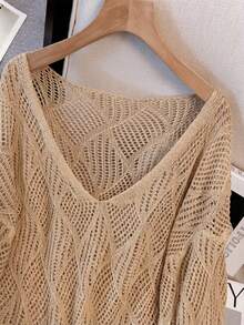 Cubre con cuello en V y diseño de diamantes huecos de punto suelto para mujer, elegante cubre para la playa y uso en resort en otoño temprano - Camel - Ver 3
