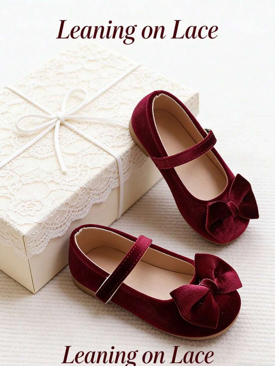 一双时尚深红色儿童平底鞋，公主风设计，天鹅绒蝴蝶结和魔术贴搭扣，适合全年各种场合，可作礼物、舞蹈鞋、生日鞋等。 - 紅木色 - 查看 1