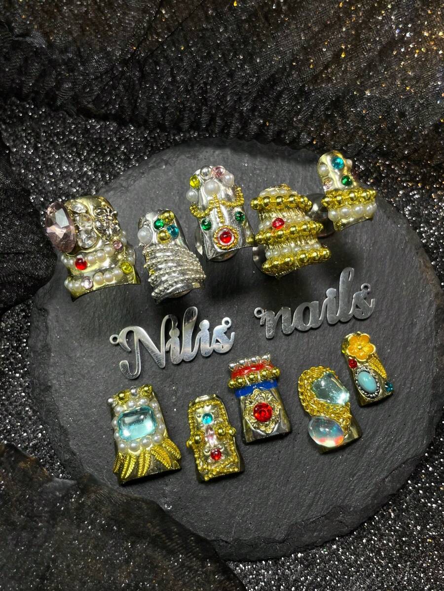 10片装短鸭嘴亚克力美甲套装，银色全覆盖美甲贴片套装，3D链珠、仿珍珠、花朵、彩色水钻美甲配件装饰，色彩缤纷闪亮美甲宝石，适合可爱女孩的Y2K风格美甲套装，适合女性或女孩日常、派对、聚会、音乐节佩戴（包含：一片果冻胶和一条摩擦条）美甲用品