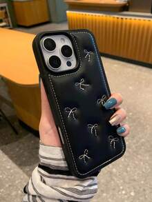 1个黑色皮革手机壳，适用于 17/17 Pro Max，韩版ins风时尚刺绣蝴蝶结设计，兼容 17 Pro/16 Pro Max/16/16 Pro/16 Plus/15/15 Pro Max/15 Pro/15 Plus/11/12/13/14/14 Pro Max/14 Pro/13 Pro Max，柔软奢华全包保护。 - 黑色 - 查看 5