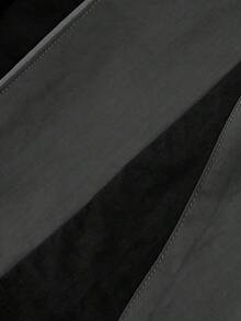 Quần thể thao nam dáng rộng, dài đến mắt cá chân, chất liệu nylon nhăn nhẹ, có dây rút ở eo, phối màu bên hông và đường may nổi bật, phong cách đường phố năng động, phù hợp cho mặc hàng ngày và phối đồ đường phố, là món đồ thể thao thiết yếu cho mọi mùa xuân. - Xám - Xem 7