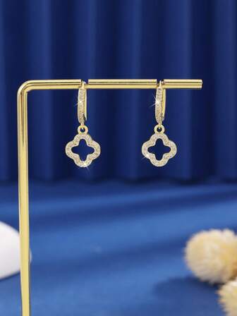 一对精美立方氧化锆镂空花朵耳坠，适合女性佩戴，节日礼物，情人节，母亲节。