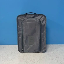 这款可折叠防水鞋袋采用双层设计，适用于居家收纳、商务旅行、度假和露营，是一款多功能的鞋柜整理包，可收纳各种尺寸的鞋子。它轻便耐用，外层防污，内部隔层可分别存放干净和脏的鞋子，可折叠成手提包式，非常适合行李箱、宿舍、周末旅行和外出携带。 - 彩色 - 查看 17