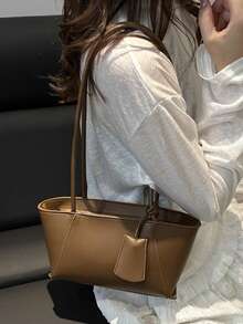 Die modische neue unifarbene Umhängetasche mit hängendem Dekor-Design ist eine weiche, klassische, vielseitige und elegant-modische Damenhandtasche, geeignet für Einkaufen, Geldbörsen, Shoppen, junge Frauen, Studentinnen, Berufsanfängerinnen und Büroarbeiterinnen. Sie eignen sich sehr gut für Büros, Universitäten, Arbeit, Geschäft, Pendeln, Outdoor-Aktivitäten, Reisen und Ausflüge. - Kaffeebraun - Übersicht 2