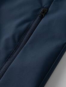 男士连帽夹克，整体简约设计。实用连帽，方便的拉链闭合，多个口袋兼具美观和收纳功能，适合日常通勤和轻度户外活动。 - 藍色 - 查看 7