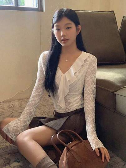 女士荷叶边V领喇叭袖衬衫，初秋时尚之选