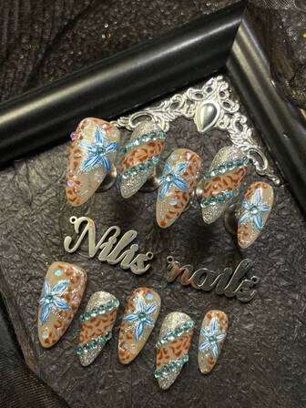 10片装杏仁形亚克力美甲套装，银色全覆盖式美甲贴片，3D蓝色钻石美甲装饰，手绘棕色豹纹和几何图案，搭配手工花卉贴纸，更显精致，适合可爱女孩的Y2K风格美甲套装，适合女性或女孩日常、派对和节日佩戴（包含：一片果冻胶和一条摩擦贴）美甲用品