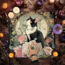 1件装神秘巫术猫咪祭坛布，紫色花卉图案，涤纶材质，可用于占卜塔罗牌，是女巫装饰、万圣节装饰配件、仪式祭坛主题装饰的理想之选。