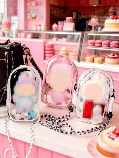 1个透明斜挎包，这是一款带挂绳的娃娃收纳包，外出时可以斜挎携带。可收纳15厘米（5.9英寸）的乙烯基娃娃，是一款高度透明的娃娃包。可用作便携式娃娃包、书包挂件、装饰展示包。