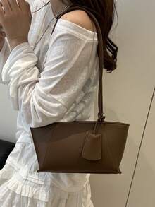 Die modische neue unifarbene Umhängetasche mit hängendem Dekor-Design ist eine weiche, klassische, vielseitige und elegant-modische Damenhandtasche, geeignet für Einkaufen, Geldbörsen, Shoppen, junge Frauen, Studentinnen, Berufsanfängerinnen und Büroarbeiterinnen. Sie eignen sich sehr gut für Büros, Universitäten, Arbeit, Geschäft, Pendeln, Outdoor-Aktivitäten, Reisen und Ausflüge. - Kaffeebraun - Übersicht 10