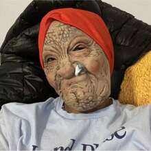 搞笑抽烟老奶奶乳胶面具，皱纹满面，戴着红色围巾的奶奶面具，万圣节派对服装道具 - 杏色 - 查看 3