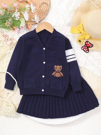 女婴优雅复古运动风小熊图案口袋V领针织开衫+配套纯色百褶裙，甜美可爱，适合外出或聚会。
