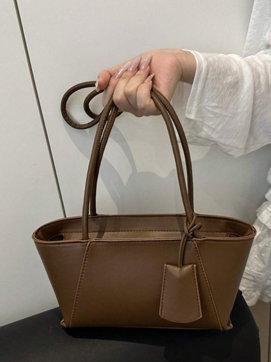 Die modische neue unifarbene Umhängetasche mit hängendem Dekor-Design ist eine weiche, klassische, vielseitige und elegant-modische Damenhandtasche, geeignet für Einkaufen, Geldbörsen, Shoppen, junge Frauen, Studentinnen, Berufsanfängerinnen und Büroarbeiterinnen. Sie eignen sich sehr gut für Büros, Universitäten, Arbeit, Geschäft, Pendeln, Outdoor-Aktivitäten, Reisen und Ausflüge. - Kaffeebraun - Übersicht 1