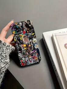 Diseño de póster de collage de cultura pop. Esta elegante funda es compatible con los modelos  16, 15, 14 Pro Max, 13, 12, 11, XR y XS Plus. Fabricada en silicona TPU, ofrece protección contra golpes y caídas, además de una sensación superior. Es un regalo ideal para familiares, amigos y seres queridos, y una opción perfecta para Navidad.funda de ,  funda de  16, Navidad,  fundas de , funda de  15,  17 Pro Max, fundas para , funda de  16 Plus, regalos de Navidad - Negro - Ver 6