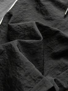 Quần thể thao nam dáng rộng, dài đến mắt cá chân, chất liệu nylon nhăn nhẹ, có dây rút ở eo, phối màu bên hông và đường may nổi bật, phong cách đường phố năng động, phù hợp cho mặc hàng ngày và phối đồ đường phố, là món đồ thể thao thiết yếu cho mọi mùa xuân. - Xám - Xem 9