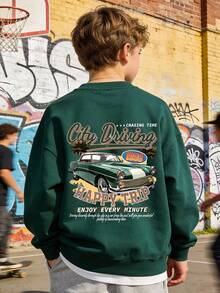 这款男童长袖圆领卫衣印有“卡通汽车和标语”图案，舒适时尚，休闲百搭，是秋冬季的理想之选。