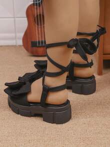 一双新款夏季时尚高跟凉鞋，专为女孩设计，鞋底柔软厚实，饰有蝴蝶结，系带设计防止滑倒，适合3-15岁的小公主们在度假、宴会、表演或海滩穿着。 - 黑色 - 查看 3