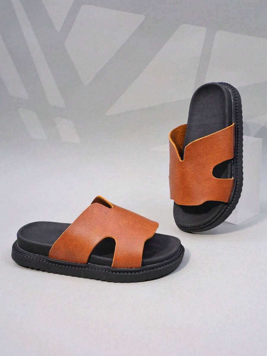 一双焦糖棕色仿皮镂空女童拖鞋,鞋面采用仿皮材质,镂空绑带贴合脚型,低帮露趾设计,厚底平跟,复古休闲风格,适合日常上学和周末户外漫步。 - 棕色 - 查看 1