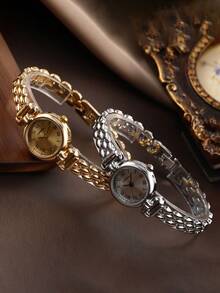 LIANDU 这款复古时尚的女士石英腕表，风格百搭。简约的圆形表盘搭配罗马数字时标，设计小巧优雅，并配有可拆卸表带。腕表附赠精美礼盒，是日常佩戴或馈赠亲友的理想之选。 - 銀色 - 查看 2