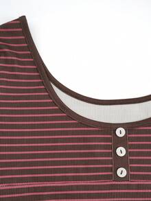 年轻女士新款T恤，ins风红棕条纹Y2K大U领蕾丝T恤，纽扣装饰修身短袖复古甜辣小众百搭休闲夏季上衣 - 彩色 - 查看 4