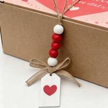 Adorno colgante de San Valentín con cuentas de madera y placa de corazón para envolver regalos en la pared. - vistoso - Ver 1