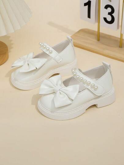 Un par de zapatos para niñas y niños, zapatos de princesa de cuero para niños, nuevos zapatos de frijol para bebé de primavera y otoño 2026, zapatos de cuero de boca cuadrada blanca y ligera tipo Mary Jane, adecuados para todas las estaciones