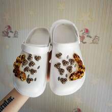 16 件豹纹爱心吊坠 + 琥珀链鞋扣 | 木屐装饰配件 | 时尚 DIY 鞋履装饰套装。豹纹爱心吊坠融合了野性与甜美，琥珀链扣则拥有半透明质感和复古气息。只需简单的夹子和插扣即可轻松安装，让您的普通木屐瞬间变身吸睛街头风单品，完美适用于日常出行或度假造型！