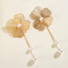 1 paire de boucles d'oreilles à tige vintage françaises avec fleur et papillon ajourés. Boucles d'oreilles de luxe asymétriques avec grands pétales exagérés. Bijoux