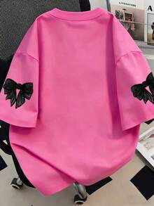 大码休闲蝴蝶结印花短袖T恤。夏季女式街头时尚单品，夏季女式上衣，适合新年庆祝活动、日常穿着、外出、节日、海滩、派对、学校、音乐节、度假、通勤等各种场合。这款夏季圆领短袖T恤可作为礼物送给家人、女友、朋友，也是圣诞节、新年和其他节日的理想之选，必备单品。