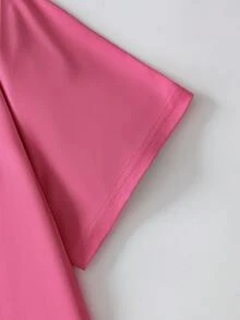 大码休闲蝴蝶结印花短袖T恤。夏季女式街头时尚单品，夏季女式上衣，适合新年庆祝活动、日常穿着、外出、节日、海滩、派对、学校、音乐节、度假、通勤等各种场合。这款夏季圆领短袖T恤可作为礼物送给家人、女友、朋友，也是圣诞节、新年和其他节日的理想之选，必备单品。