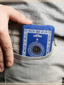 个性化姓名旅行套装，定制斋月祈祷毯（穆萨拉），高品质涤纶材质，内置指南针，适合斋月旅行和斋月礼物，便携式设计，带指南针，可机洗，户外斋月祈祷垫，斋月礼物，60厘米 x 100厘米 - 可机洗，可折叠。斋月旅行套装，便携式，带收纳袋，伊斯兰斋月礼物，中东朝圣用品，精致提花图案