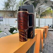 [Main Image Style]Say Goodbye To Frequent Refills! Unique Bottle Design With Pattern. 40oz. Large Capacity Straw Cup. Suitable For Car Use, Office, Fitness, And Outdoor Activities. Long-Lasting Cold Preservation. Leak-Proof And Non-Splash. Elegant Appearance.The Top Choices For Holiday Gifts: Souvenirs Or (For Oneself/Family And Friends), Handcrafted Presents, Graduation Gifts, Valentine's Day Gifts, Halloween Gifts, Christmas Gifts, Thanksgiving Gifts, Birthday Gifts And New Year Gifts. - Nhiều màu - Xem 2
