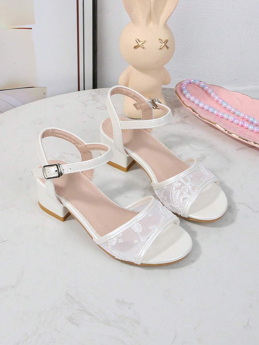 女童时尚露趾高跟凉鞋，白色，金属搭扣设计，蝴蝶结蕾丝公主风，适合日常、派对、演出、宴会、婚礼等场合。
