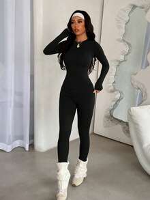 FWH Conjunto feminino de duas peças com forro térmico, composto por blusa de manga comprida com gola redonda e calça skinny de cintura alta modeladora, que proporciona conforto e sustentação, alongando as pernas. A blusa com forro térmico e a calça skinny de cintura alta modelam e mantêm as pernas aquecidas o dia todo, além de modelar o abdômen.