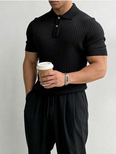 男士黑色Polo领短袖针织衫，罗纹质地，Polo领纽扣设计，透气针织面料，弹力十足，抗皱易打理，休闲舒适短袖Polo衫，适合夏季办公室、商务会议等场合穿着。