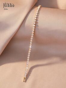 Hihho 一条多尺寸锆石网球手链，奢华嘻哈风格，金色底座搭配“密集锆石镶嵌+网球链结构”设计，融合闪耀的嘻哈气息和精致奢华的珠宝质感。适合成熟风格，是日常出行、时尚穿搭和休闲派对的理想之选。