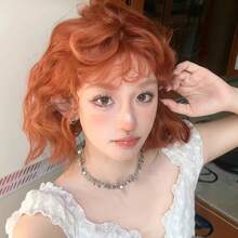 日系オレンジカラーウィッグ ショートヘアドール風 ショートカール 幾字前髪 ウールカール ナチュラル COSフルウィッグ - [ダーティーオレンジ] ヘアネット - チェックする 2