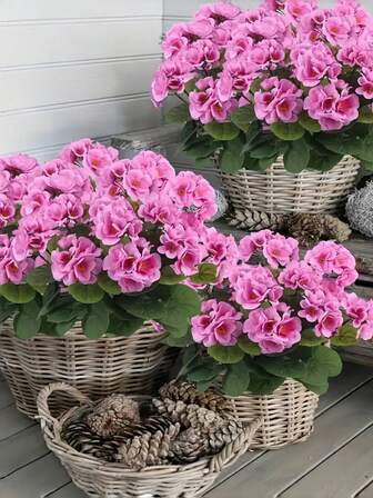 En surrealistisk konstgjord pelargonbuske med ljusrosa blommor och gröna blad, lämplig för utomhus-/inomhusbruk med UV-resistenta artificiella doftbuketter - perfekt för bröllopsfestdekoration, matbordscenter för högtider, hem, kontor, hotell, veranda, fönsterbräda, hängande dekoration för trädgårdsgård, vacker rumsdekoration