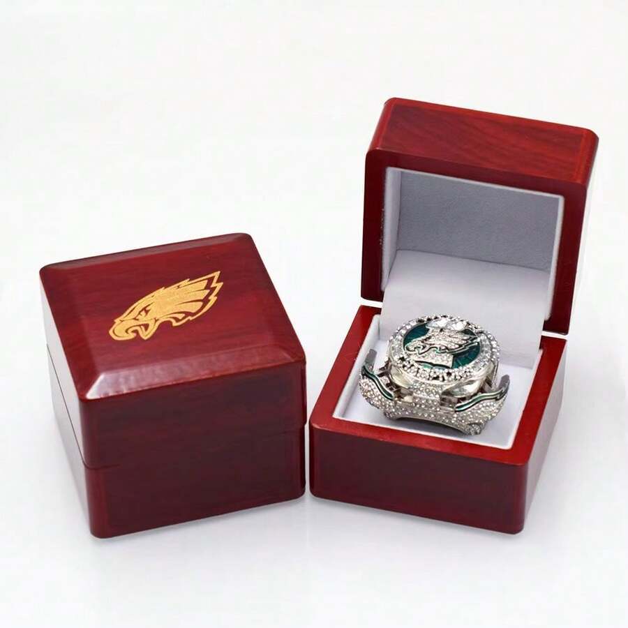 The New High-Quality N-F-L Super✨Bowl Philadelphia✨Eagles Championship Ring Is Specially Designed For Eagles Fans. Pressing The Button Can Open The✨Eagles' Wings. The Ring Comes With A Brown Wooden Display Case, Making It An Ideal Gift For Men. - 綠色 - 查看 1
