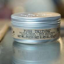 TIGI Bed Head Bed Head By  短髮造型產品系列 - 提供髮蠟、質感膏或造型棒，可強力定型、打造清晰造型，呈現霧面或自然效果，專業短髮造型系列 - 彩色 - 查看 3