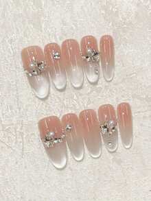 Vẻ đẹp tinh tế sang trọng ngay trong tầm tay bạn! Bộ 10 móng tay giả thủ công, hình bầu dục dài nhọn, kiểu móng Pháp mắt mèo lấp lánh màu bạc, điểm xuyết bằng đá pha lê hình ngôi sao K9 màu vàng sâm panh. Đơn giản và sang trọng, hoàn hảo cho những buổi hẹn hò, tụ họp bạn bè hoặc làm quà tặng. Bộ móng giả thủ công có thể tái sử dụng, bao gồm keo dán và một dũa móng mini. - Bạc - Xem 15