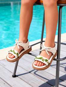 2025夏季新款，适合3-12岁女孩，米色3D绿色叶子编织蝴蝶结，PU皮革防滑耐用，宽踝带单带露趾平底凉鞋，清新田园风格，适合日常休闲、夏季泳池和海滩穿着，本季热销单品。 - 綠色 - 查看 8