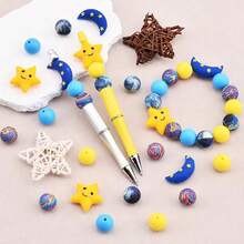 32/42颗卡通日月星硅胶珠套装 - 黄色太阳星星藏蓝色月亮设计 - 非常适合DIY手工制作钥匙扣、项链、手链、装饰笔、珠宝和吊坠 - 适合返校季、万圣节、圣诞节、节日礼物、生日礼物 - 太陽星星月亮 - 查看 4