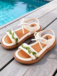 2025夏季新款，适合3-12岁女孩，米色3D绿色叶子编织蝴蝶结，PU皮革防滑耐用，宽踝带单带露趾平底凉鞋，清新田园风格，适合日常休闲、夏季泳池和海滩穿着，本季热销单品。 - 綠色 - 查看 5