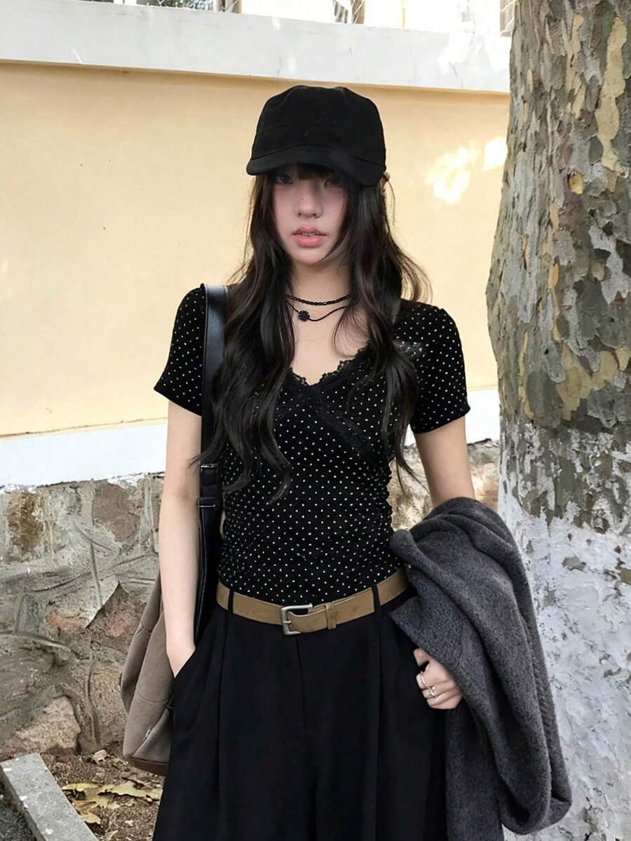 蕾丝波点短袖V领修身套头衫，女士休闲黑色夏季款 - 黑色 - 查看 1