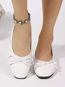 这款最新款平底圆头蝴蝶结鞋时尚舒适，穿脱方便。适合大学、学校、休闲、派对和舞会等场合。鞋子采用多种颜色设计，鞋底平坦。 - 白色 - 查看 5
