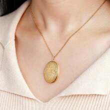 1条定制个性化照片椭圆形吊坠项链，采用不锈钢材质，创意十足，优雅经典，百搭实用，适合日常佩戴。是送给女士的温馨珠宝礼物，也是时尚的秋季情人节和圣诞节礼物之选。 - 彩色 - 查看 8