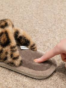 Damskie klapki z odkrytymi palcami i nadrukiem w panterkę, futrzane sandały wsuwane dla kobiet i mężczyzn, antypoślizgowe kapcie domowe, modne i wygodne ubranie do noszenia w domu przez cały rok - Kawowy brązowy - Zobacz 5
