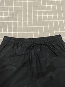 男士迷彩工装裤，带侧袋，休闲常规版型，适合户外活动，轻便透气，适合春秋季穿着。