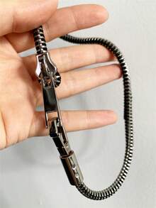 This 1-Piece Exaggerated Retro Round Dragon Bone Zipper Clavicle Chain Necklace Is A Long Necklace For Women. The Classic Design Exudes A Gothic Retro Minimalist Style, Suitable For Both Men And Women. It's Perfect For Layering And Is Also Suitable For Everyday Wear, Making It An Ideal Gift For Friends And Family. Superior Quality, It Showcases Feminine Charm. - 拉鍊項鍊 - 查看 9